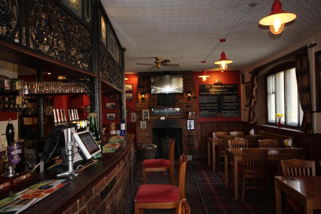 Отель The Clothiers Arms Страуд Экстерьер фото